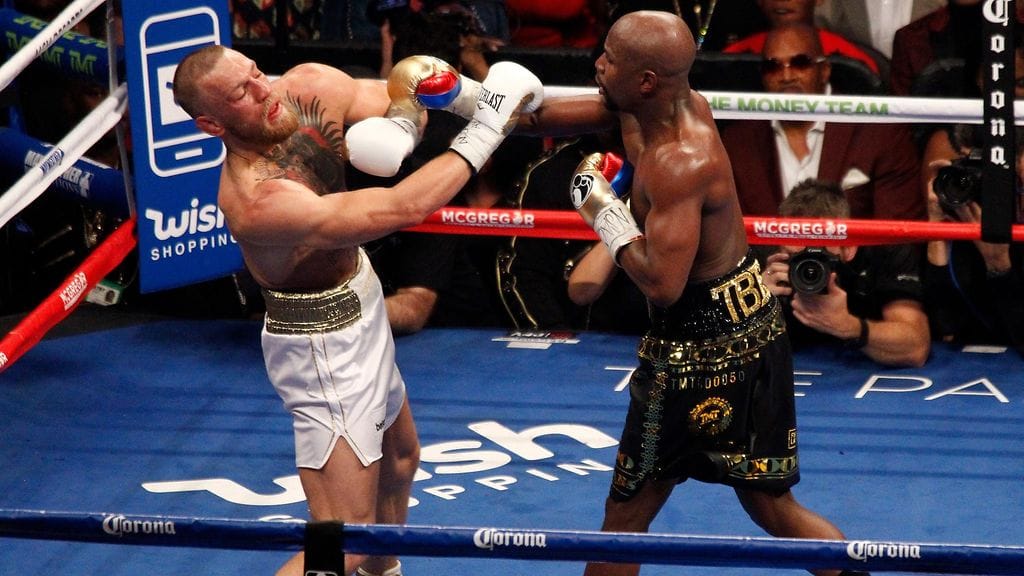 Floyd Mayweather (oik.) antoi kyytiä Conor McGregorille elokuussa.