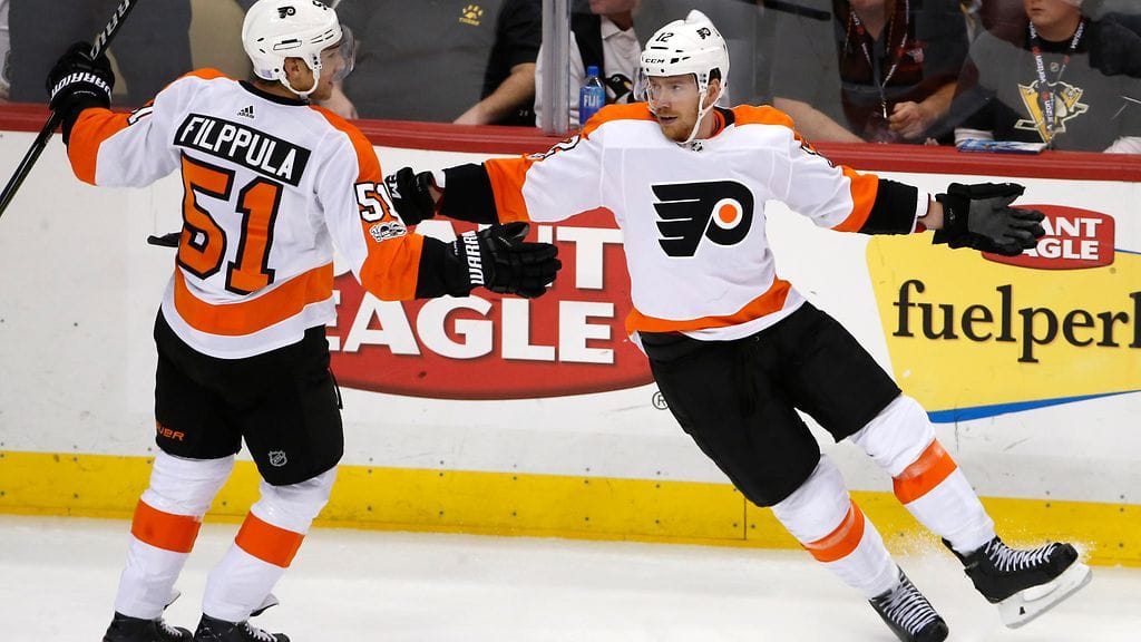 Valtteri Filppula (vas.) ehti iskeä maalissaan mailansa kiekkoon juuri ennen Michael Rafflia. Kuva marraskuulta.