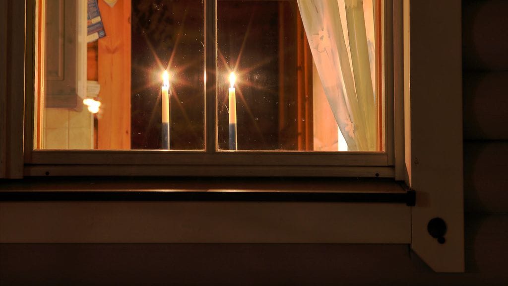 Itsenäisyyspäivänä monen suomalaisen ikkunalla palaa kaksi kynttilää. Mutta tiedätkö, mistä perinne on saanut alkunsa?