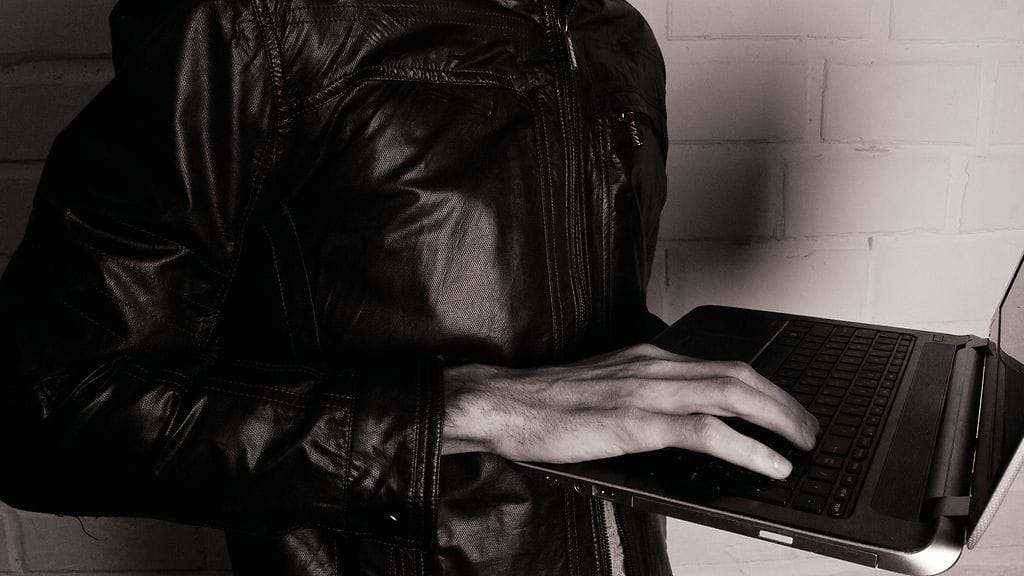 Mies kertoi joutuneensa selvittämään pitkän aikaa naisen tekemisten aiheuttamia sotkuja.