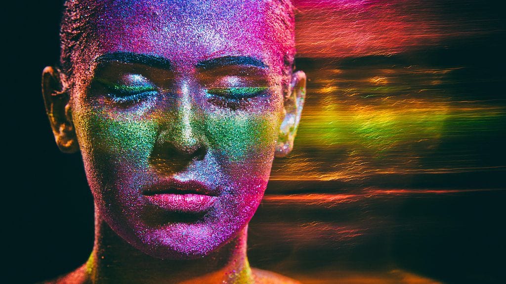 Glitter-meikkien kimalle on tavallisesti mikromuovia, joka päätyy kasvoja pestessä viemäriin.