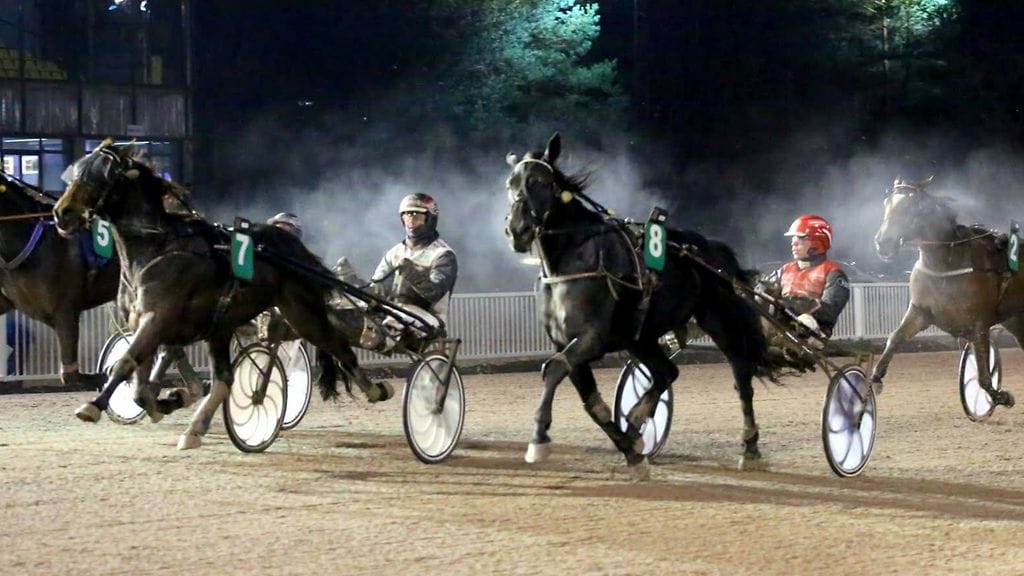 Mika Forss ja Santtu Raitala ohjastavat C Moren Toto65-vihjerivin varmoja.