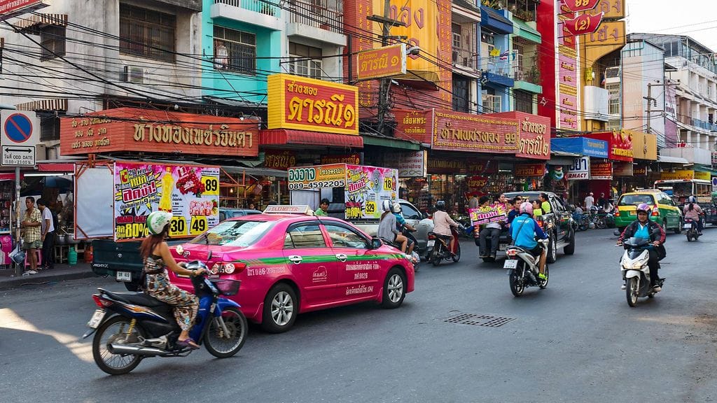 Liikennettä Pattayalla. Kuvituskuva.