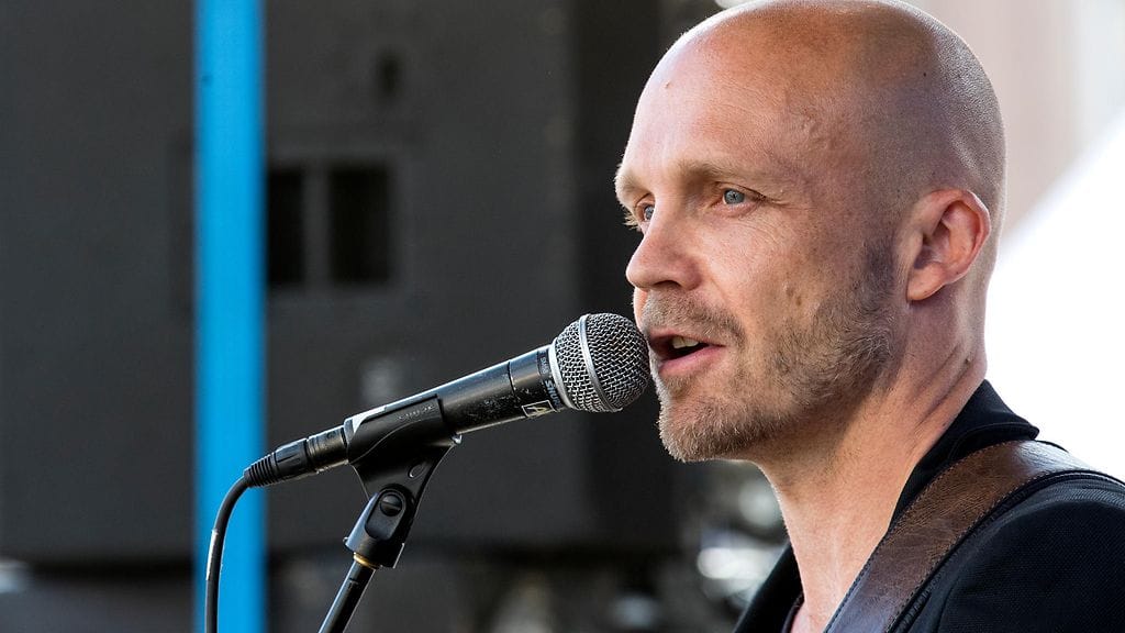 Juha Tapio esiintymässä Kotkan Meripäivillä heinäkuussa 2017.