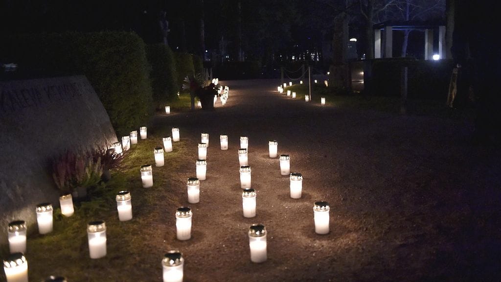 Presidenttien haudat valaistiin tänään kynttilöin Helsingin Hietaniemessä.