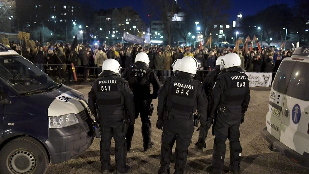 Poliisi valvoi Helsinki ilman natseja -mielenosoitusta Helsingin Kaisaniemessä itsenäisyyspäivänä 6. joulukuuta 2016.