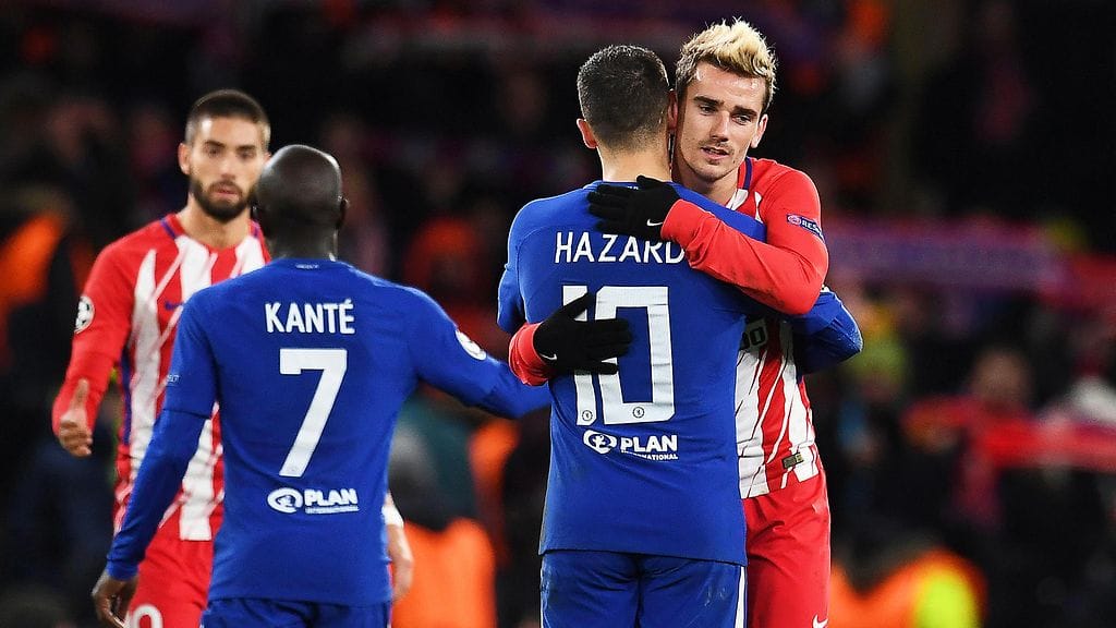 Antoine Griezmann kiittää Eden Hazardia hyvästä taistosta Atletico Madridin ja Chelsean pelattua tasan Lontoossa.
