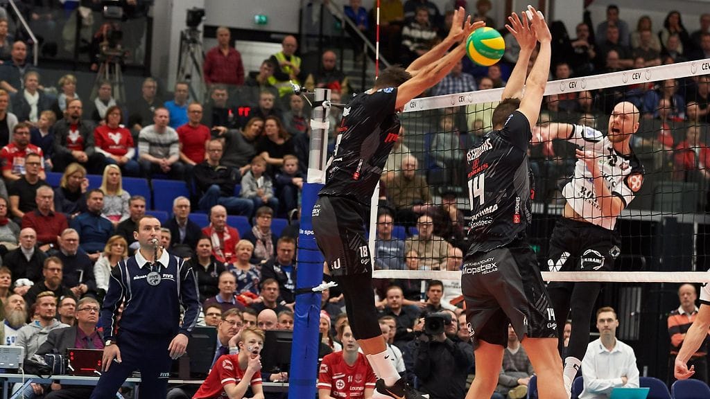 Olli Kunnari lyö kreikkalaistorjunnan välistä.