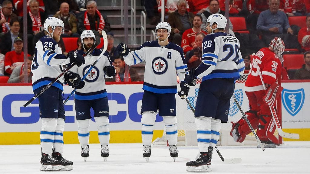 Winnipeg tuuletti Patrik Laineen (vas.) ampumaa 1–2-kavennusmaalia.