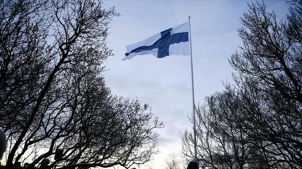 Itsenäisyyspäivän aamuna juhlallisuudet alkoivat Helsingin Tähtitorninmäellä valtakunnallisella lipunnostolla.