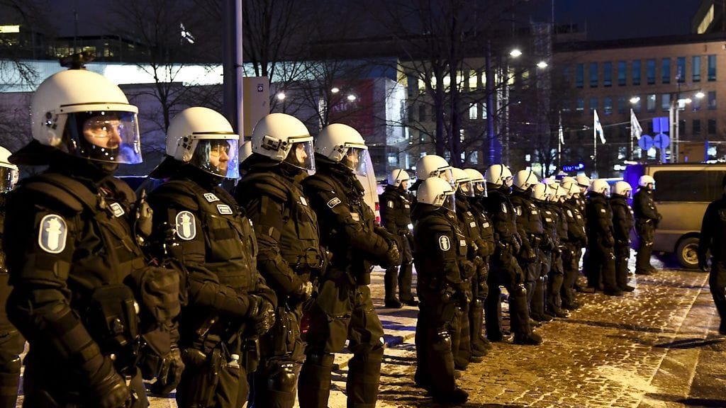 Poliisi oli varustautunut mielenosoitumsiin raskailla varusteilla.