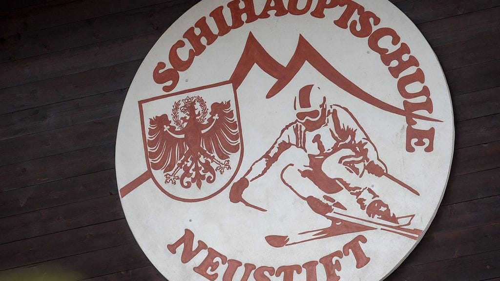 Neustiftin sisäoppilaitoksen tunnus. Nicola Werdeniggin mukaan koulussa hyväksikäytettiin laskijoita 70-luvulla.