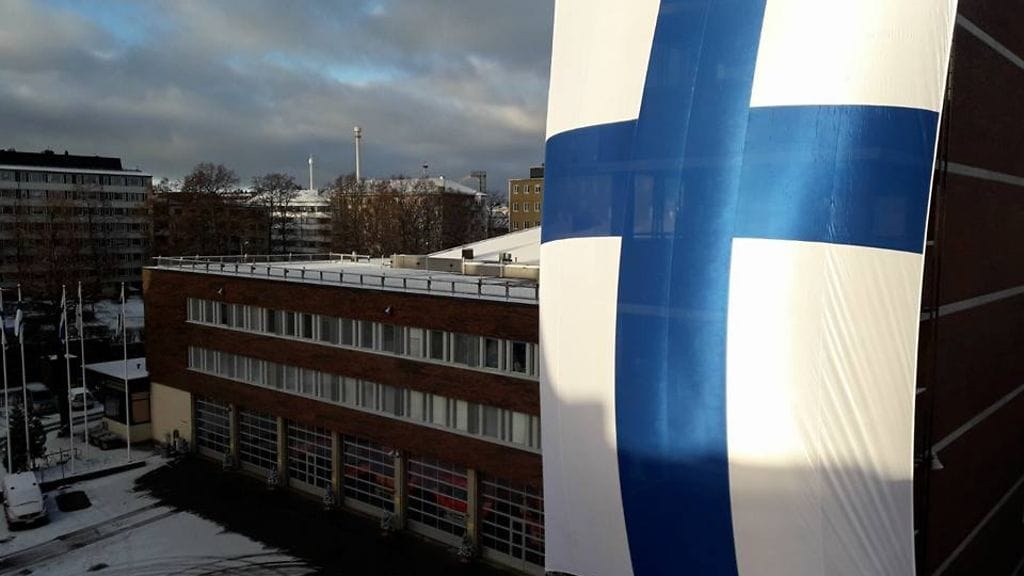 Helsingin Kalliossa sijaitsevalla keskuspelastusasemalla on nostettu lippu kirjaimellisesti seinään.