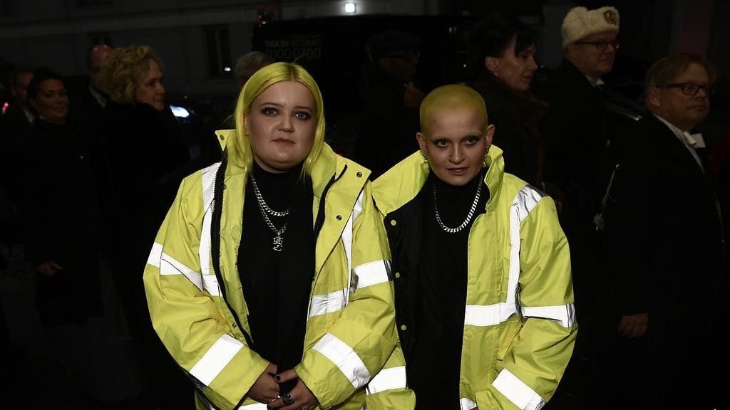 Alma ja Anna Miettinen saapuivat Linnan juhliin yhteneväisessä tyylissä.