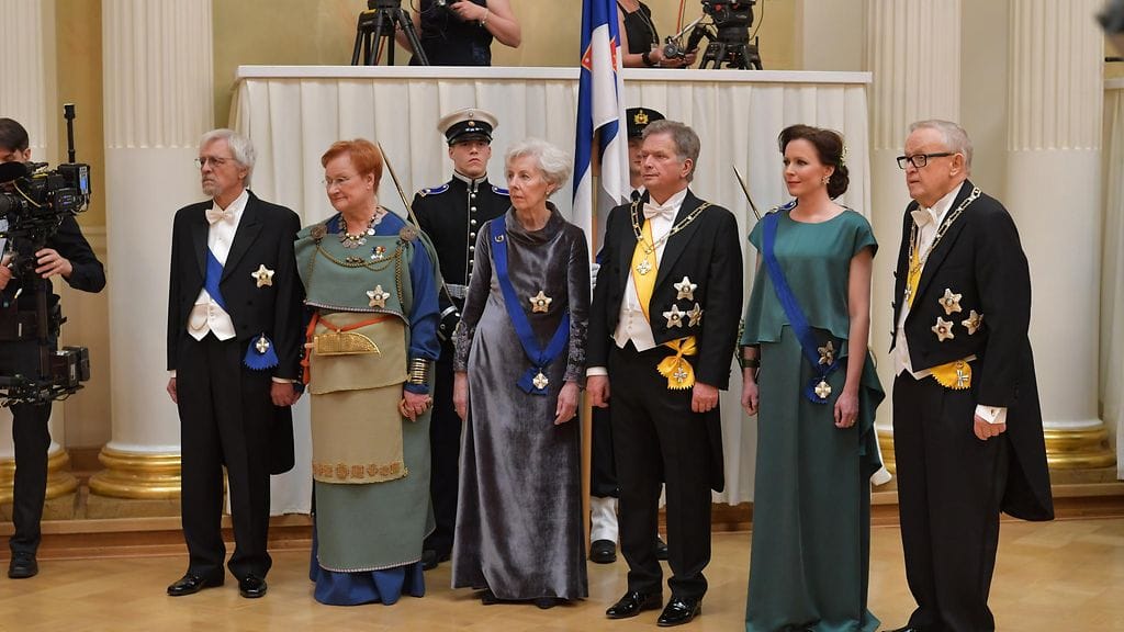 Pentti Arajärvi, presidentti Tarja Halonen, rouva Tellervo Koivisto, tasavallan presidentti Sauli Niinistö, rouva Jenni Haukio ja presidentti Martti Ahtisaari itsenäisyyspäivän juhlavastaanotolla.