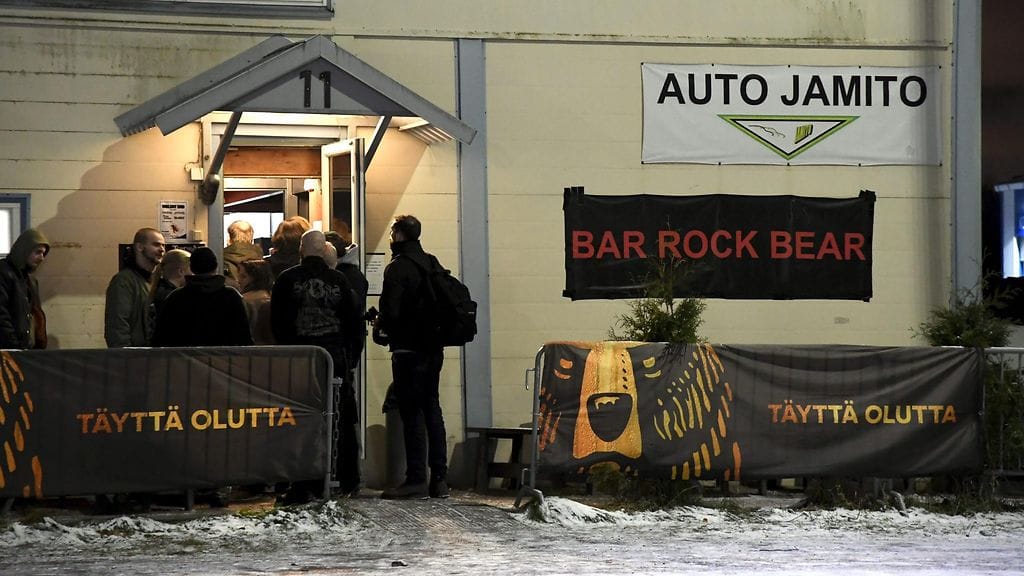 Ravintolassa esiintyy illan aikana äärioikeistosympatioihin liitettyjä yhtyeitä.