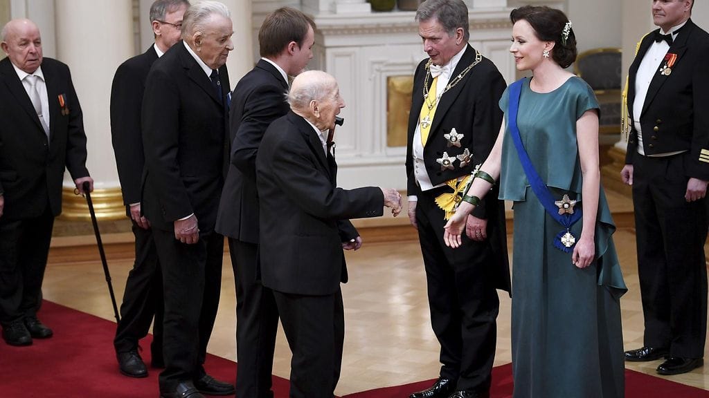 Presidenttipari kätteli sotaveteraani Arvo Pusaa presidentin nostettua Pusan kävelykepin lattialta.