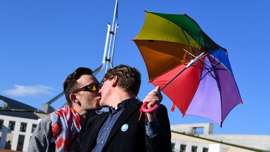 Australia hyväksyi samaa sukupuolta olevien liitot, kannattajia parlamentin ulkopuolella