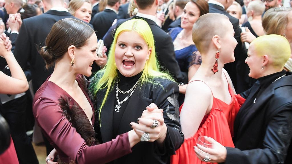 Alma leijona selässä 3