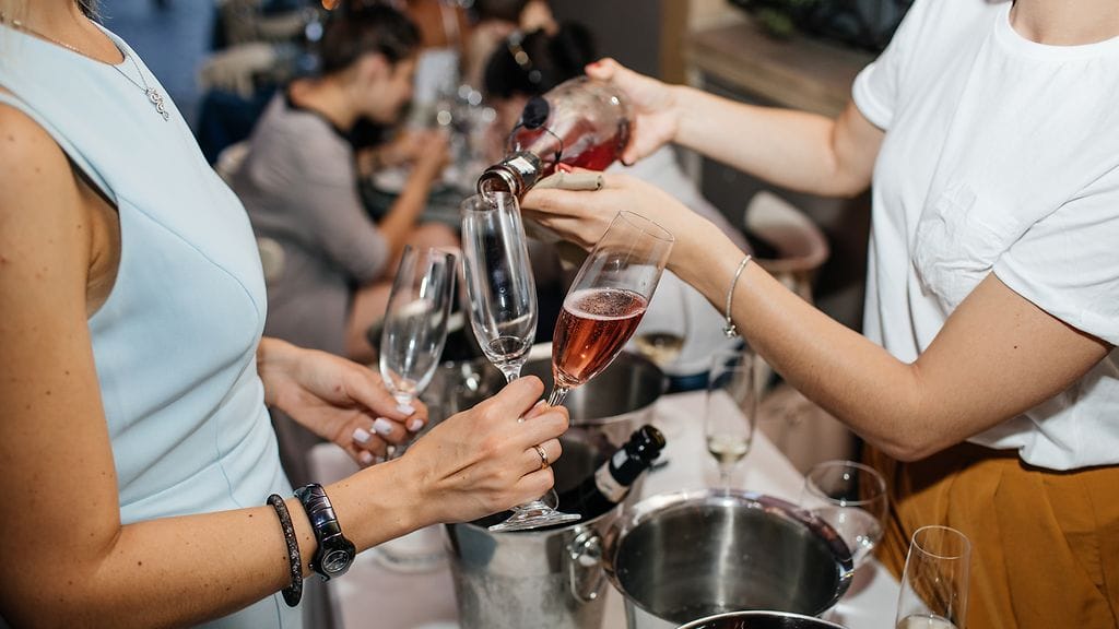 Liian monta drinkkiä illan aikana voi näkyä jopa useiden viikkojen ajan kasvoilla. Ikä ja sukupuoli vaikuttavat asiaan eniten.