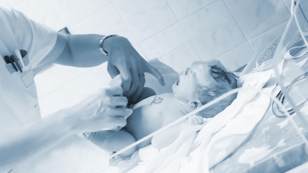 Äiti etsi itse käsiinsä lääkärin, joka sai keukoputkenpulehduksesta kärsivän lapsen virkoamaan.