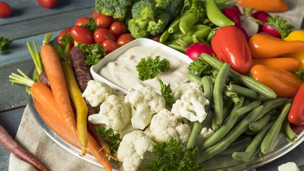 Crudité-tarjotin sisältää useimmiten runsaasti erilaisia, värikkäitä vihanneksia ja monta erilaista dippiä.