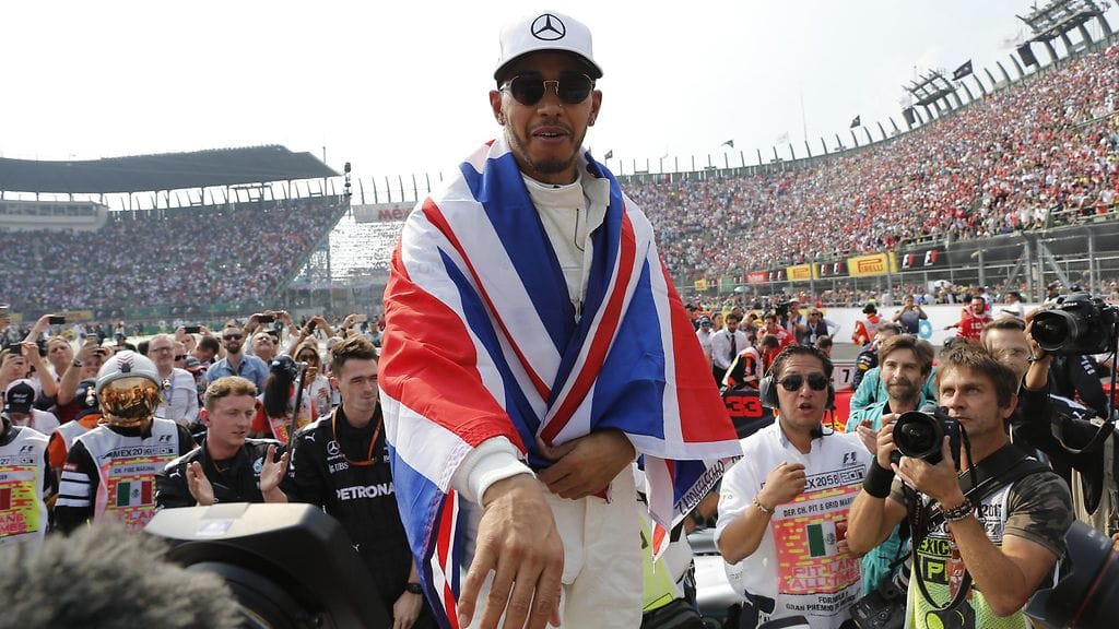 Lewis Hamilton oli tallipäälliköiden mielestä vuoden paras kuski.