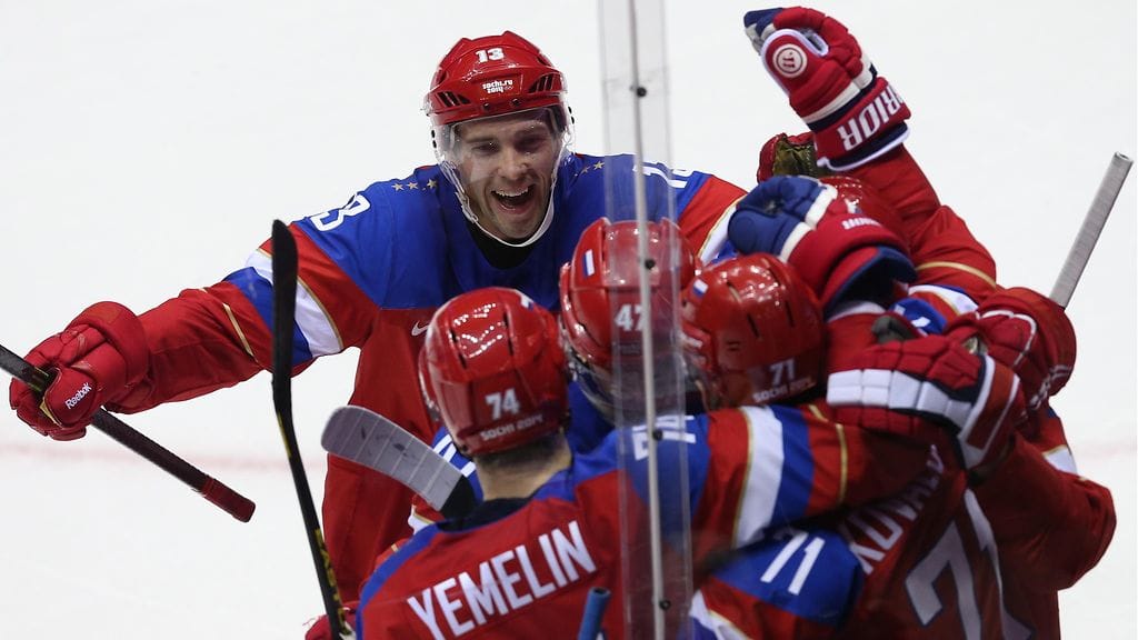 Venäjän jääkiekkomaajoukkue tuulettaa maalia Sotshin olympialaisissa vuonna 2014.