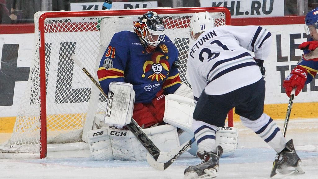 Karri Rämö pysäyttää Aleksandr Petuninin laukauksen.