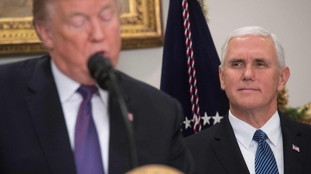 Varapresidentti Mike Pence seurasi presidentti Donald Trumpin puhetta vierestä Valkoisessa talossa 7. joulukuuta.