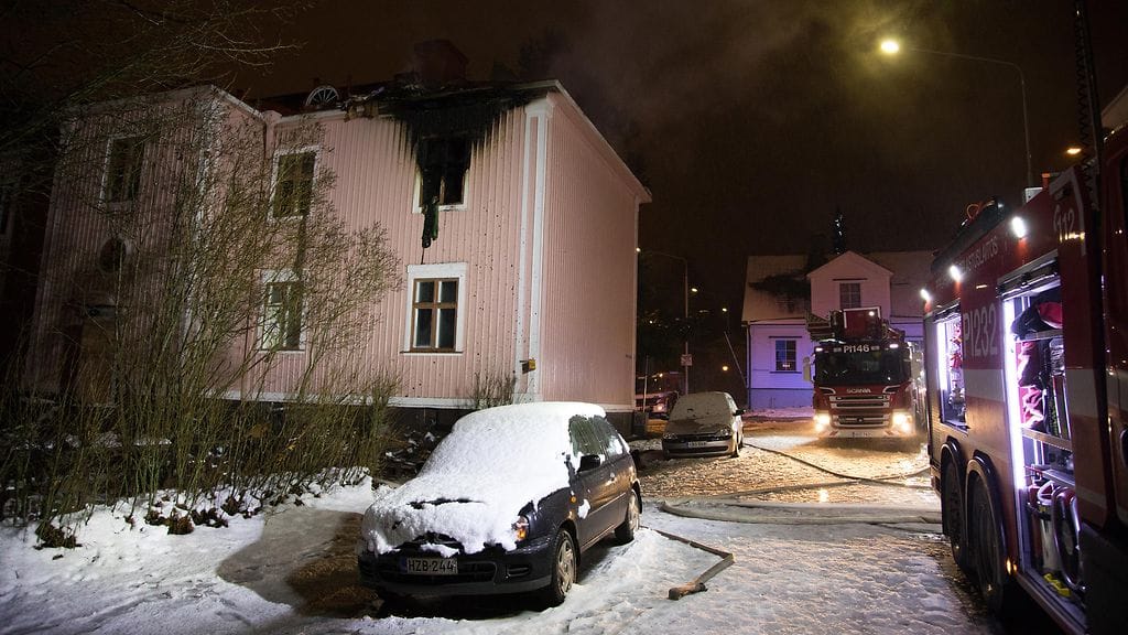 Tampereen Pyynikillä sijaitseva puukerrostalo vaurioitui tulipalossa pahoin.