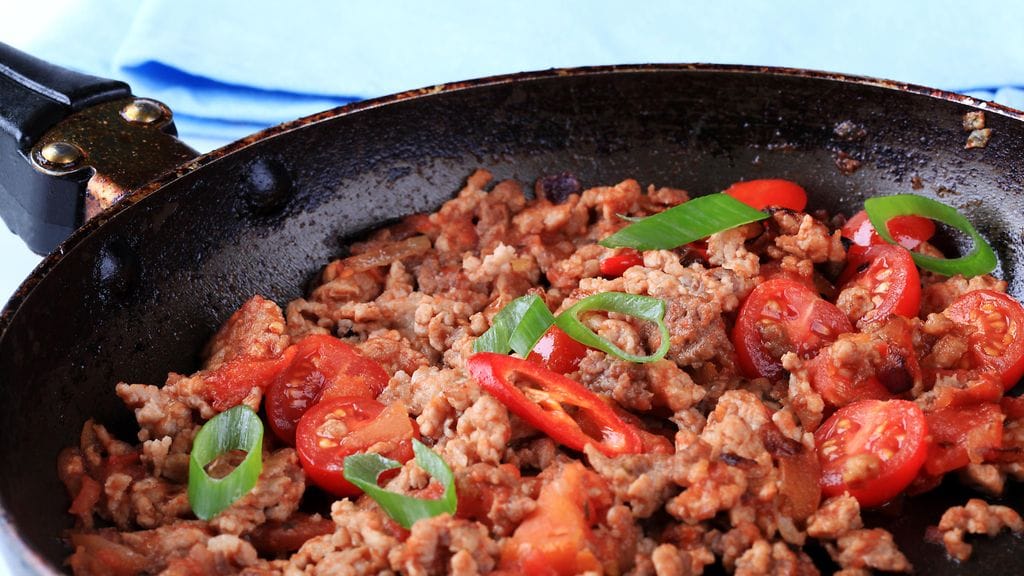 Älä täytä paistinpannua jauhelihalla, vaan paista se mieluummin erissä.