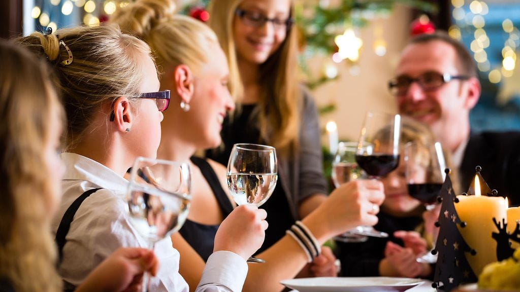 Eräs äiti kritisoi vanhempien alkoholin käyttöä lastensa läsnä ollessa.