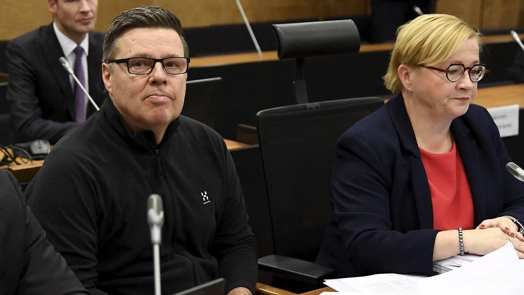 Helsingin huumepoliisin entinen päällikkö Jari Aarnio (vas.) ja hänen asianajaja Riitta Leppiniemi Aarniota koskevassa ns. tynnyrijuttua käsittelevässä hovioikeuden istunnossa Helsingissä tänään.