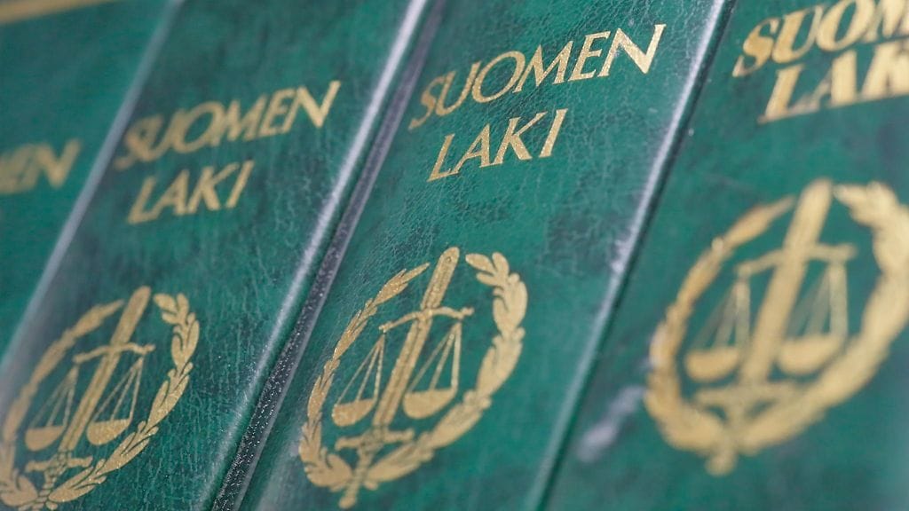 Naista syytetään pahoinpitelystä ja virkamiehen väkivaltaisesta vastustamisesta.