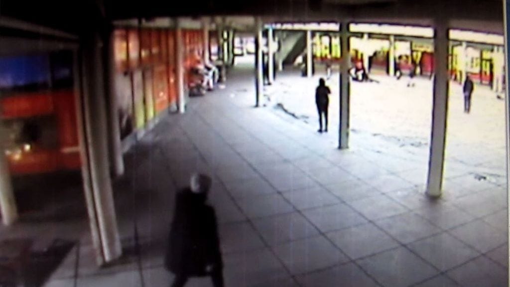 Poliisi epäilee, että toinen miehistä viilsi toista miestä kaulaan teräaseella.