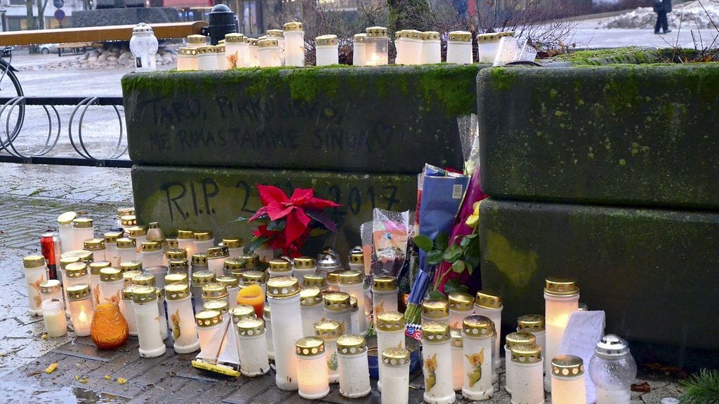 Muistokynttilöitä Keravan kävelykadulla 8. joulukuuta 2017. Nuoren naisen ruumis löytyi Keravalta varhain itsenäisyyspäivän aamuna.