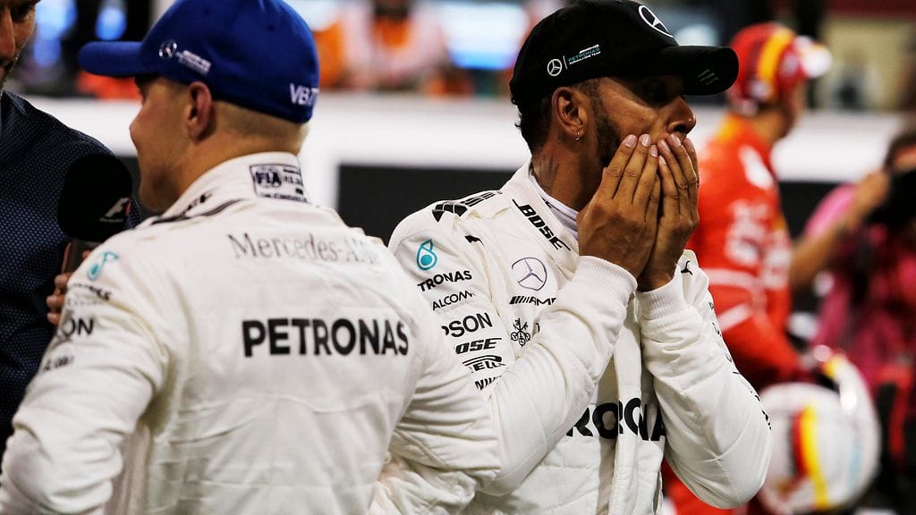 Lewis Hamilton (oik.) ja Valtteri Bottas saivat tehdä täysillä töitä "diivansa" kurissa pitämiseksi.