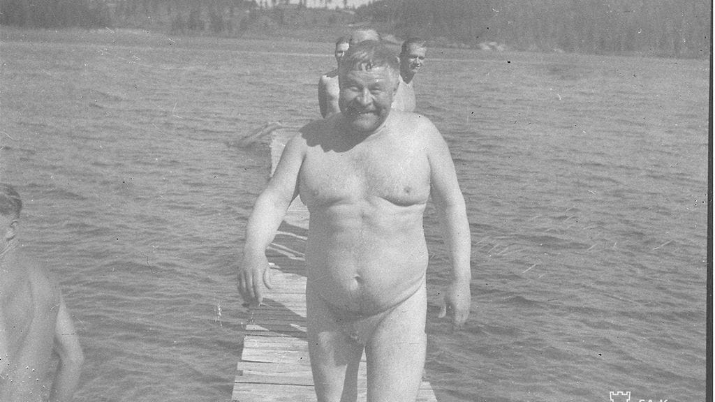 Kenraalimajuri Laatikainen Särkijärven uimarannassa heinäkuussa Savonlinna, Olavinlinna 1941.08.06