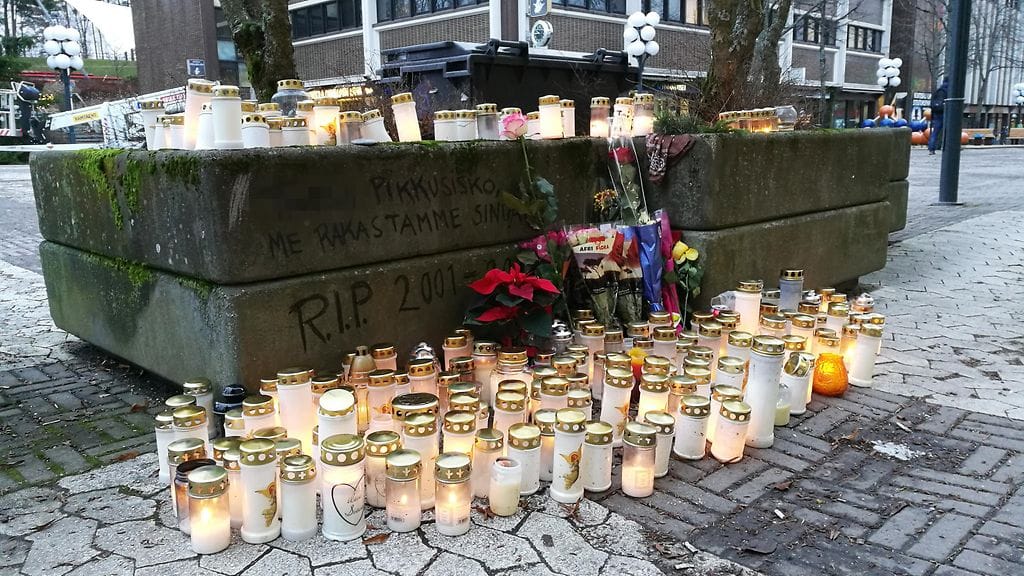 16-vuotiaan tytön muistoksi on tuotu useita kynttilöitä.