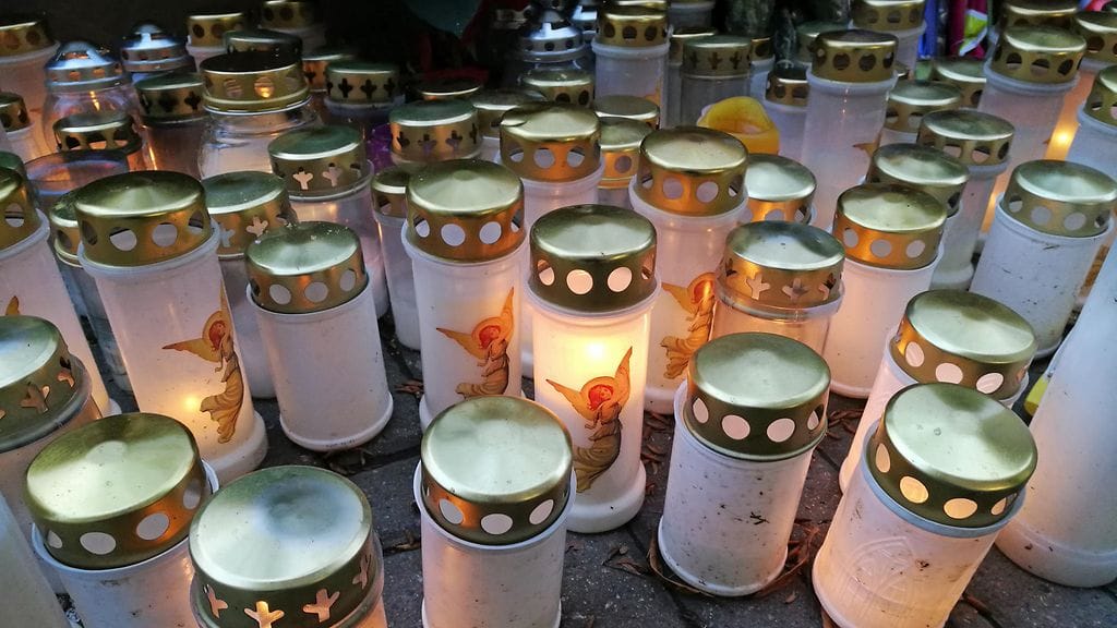 16-vuotiaan tytön muistoksi tuotiin lukuisia kynttilöitä Keravalle.