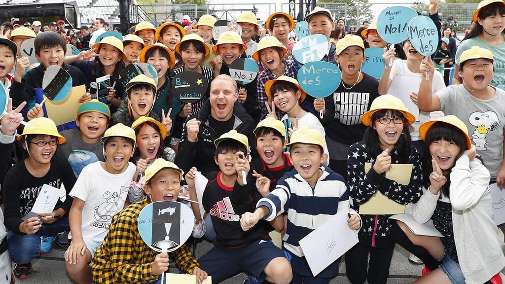 Valtteri Bottas tapaamassa F1-faneja Japanin GP:n yhteydessä.