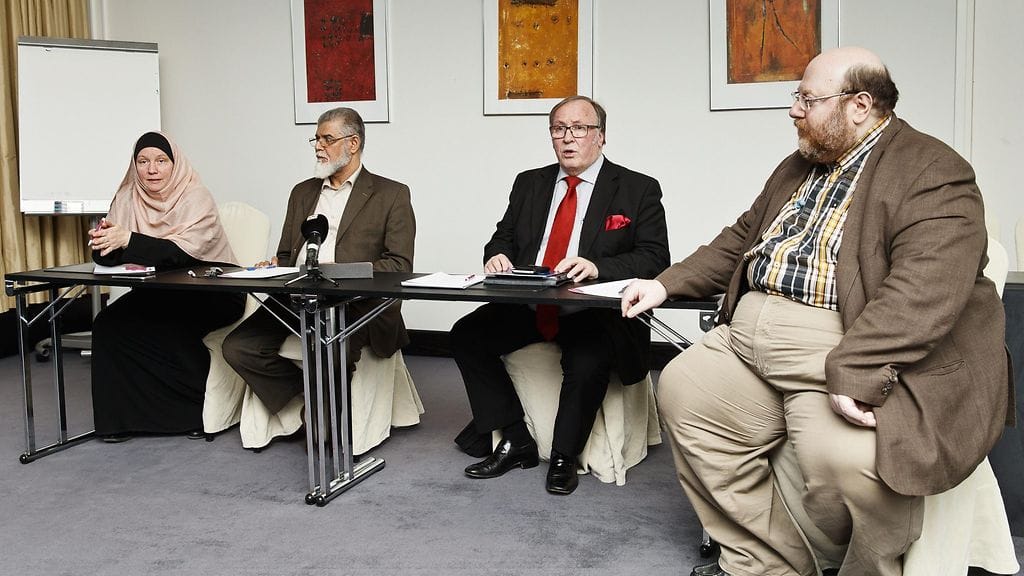 Oasis-säätiön Pia Jardi, tohtori Abdullatif Al-Mahmood Bahrainin islamilainen yhteisö -hyväntekeväisyysjärjestöstä, Oasis-säätiön hallituksen jäsen Ilari Rantakari ja tilaisuudessa tulkkina toiminut Suomen islamilaisen yhdyskunnan imaami Anas Hajjar Helsinkiin suunnitellun palvelu-, dialogi- ja moskeijahankkeen eli Oasis-hankkeen tiedotustilaisuudessa Helsingissä perjantaina 8. joulukuuta 2017.