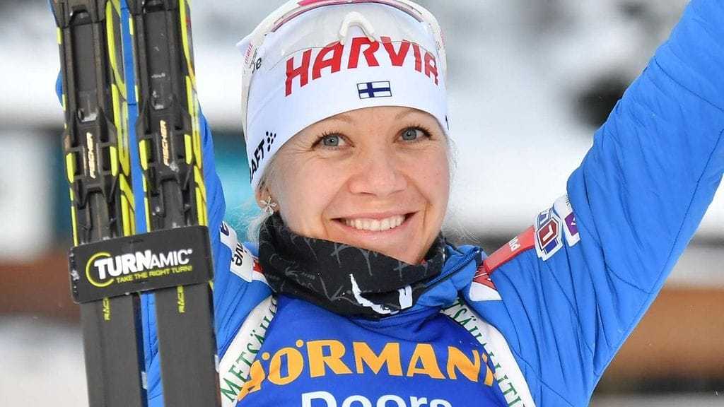 Kaisa Mäkäräinen iloitsee kakkossijastaan Hochfilzenissä.