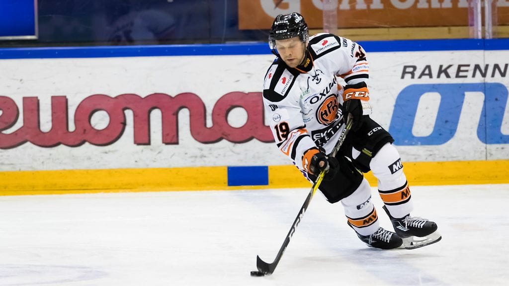 Juho Keräsen ottelu päättyi ennen aikojaan.