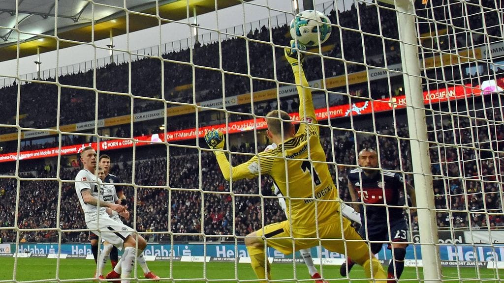 Arturo Vidal puskee Bayern Münchenin vierasvoiton Frankfurtista.