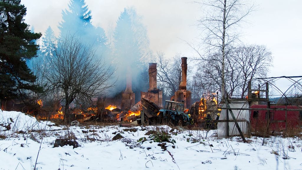 Tuli tuhosi vanhan koulurakennuksen täysin.