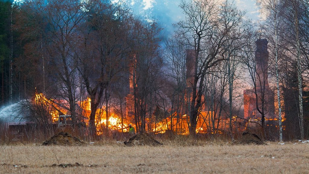 Haminan Kannusjärvellä palavasta vanhasta koulurakennuksesta on löydetty kaasupulloja, joista osa on räjähtänyt. Koulurakennus paloi 10. joulukuuta 2017.