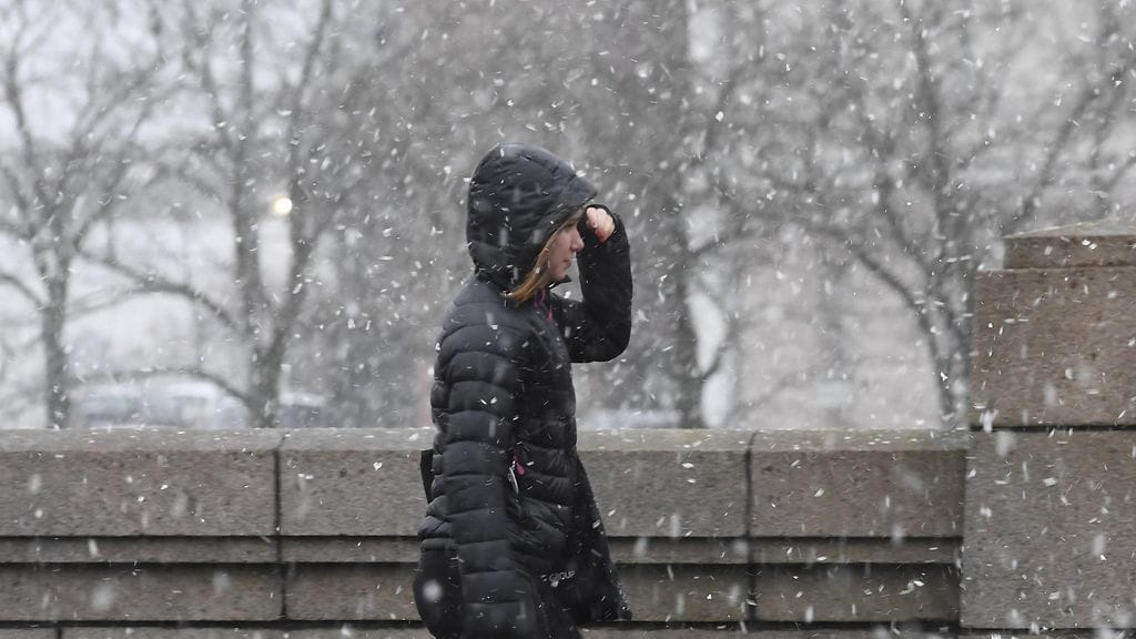 Tiistaina etelästä saapuu voimakas matalapaine Suomen ylle. Se kulkee hiljalleen kohti pohjoista. Suomenlahdella tuulet voimistuvat myskyksi asti.