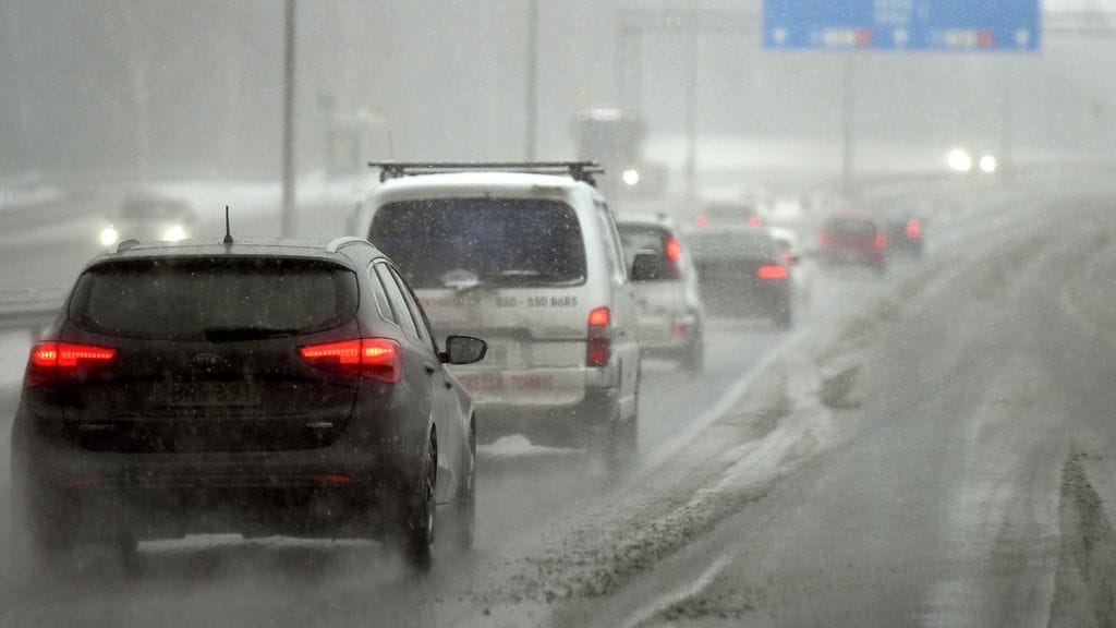 Sankka lumisade vaikeutti autoliikennettä Helsingissä 23. marraskuussa 2017.
